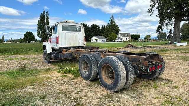 Image of Ford 8000 equipment image 2