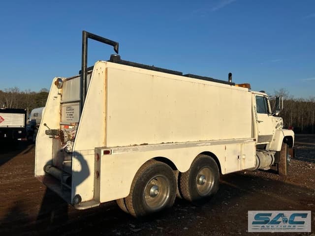 Image of Ford 8000 equipment image 3