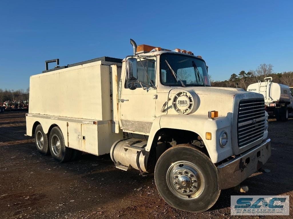 Ford 8000 Equipment Image0