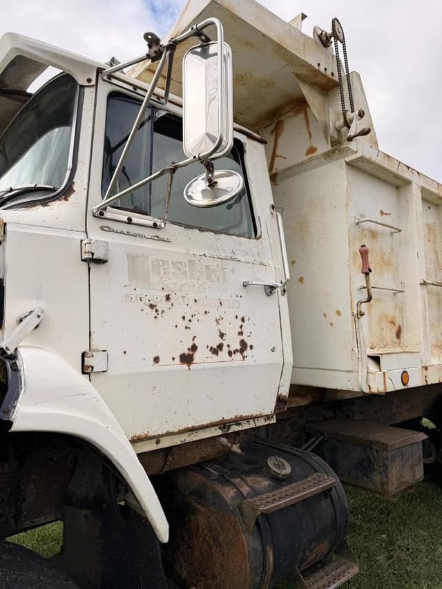 Image of Ford 8000 equipment image 3