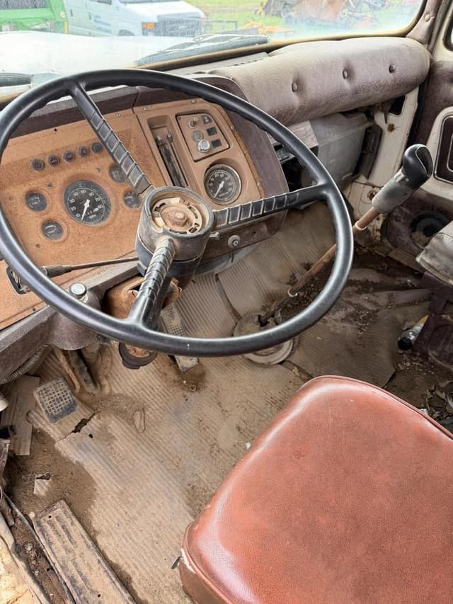 Image of Ford 8000 equipment image 4