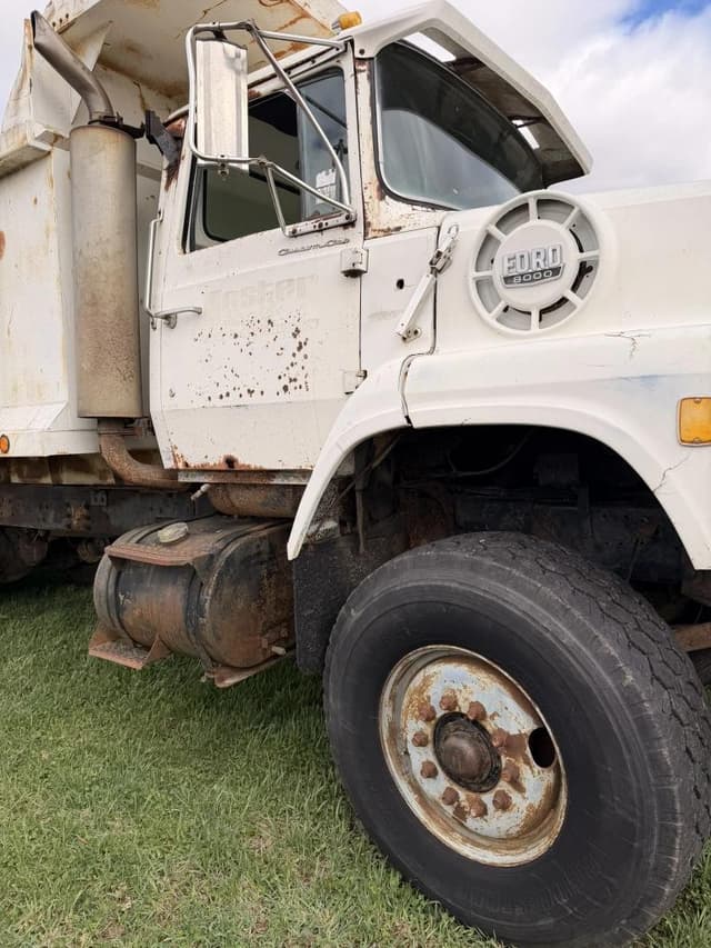 Image of Ford 8000 equipment image 1