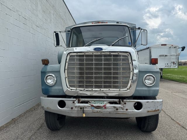 Image of Ford 8000 equipment image 3