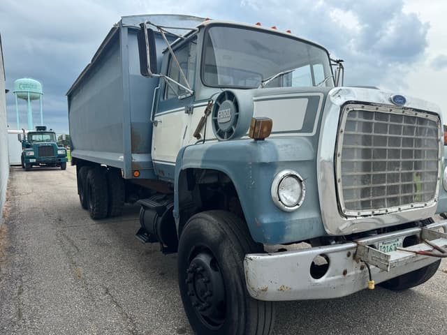 Image of Ford 8000 equipment image 4