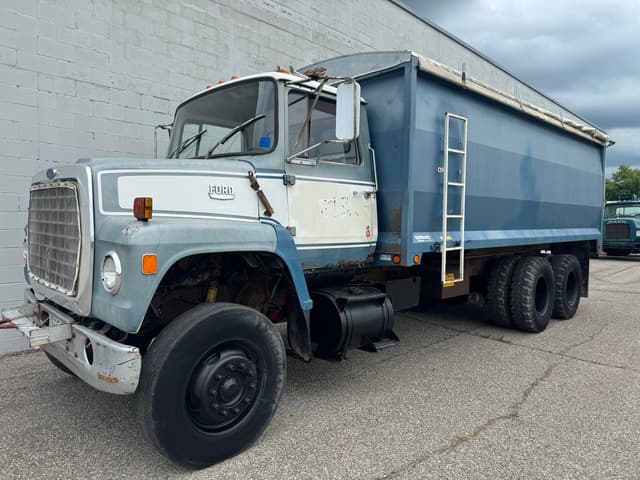 Image of Ford 8000 equipment image 1