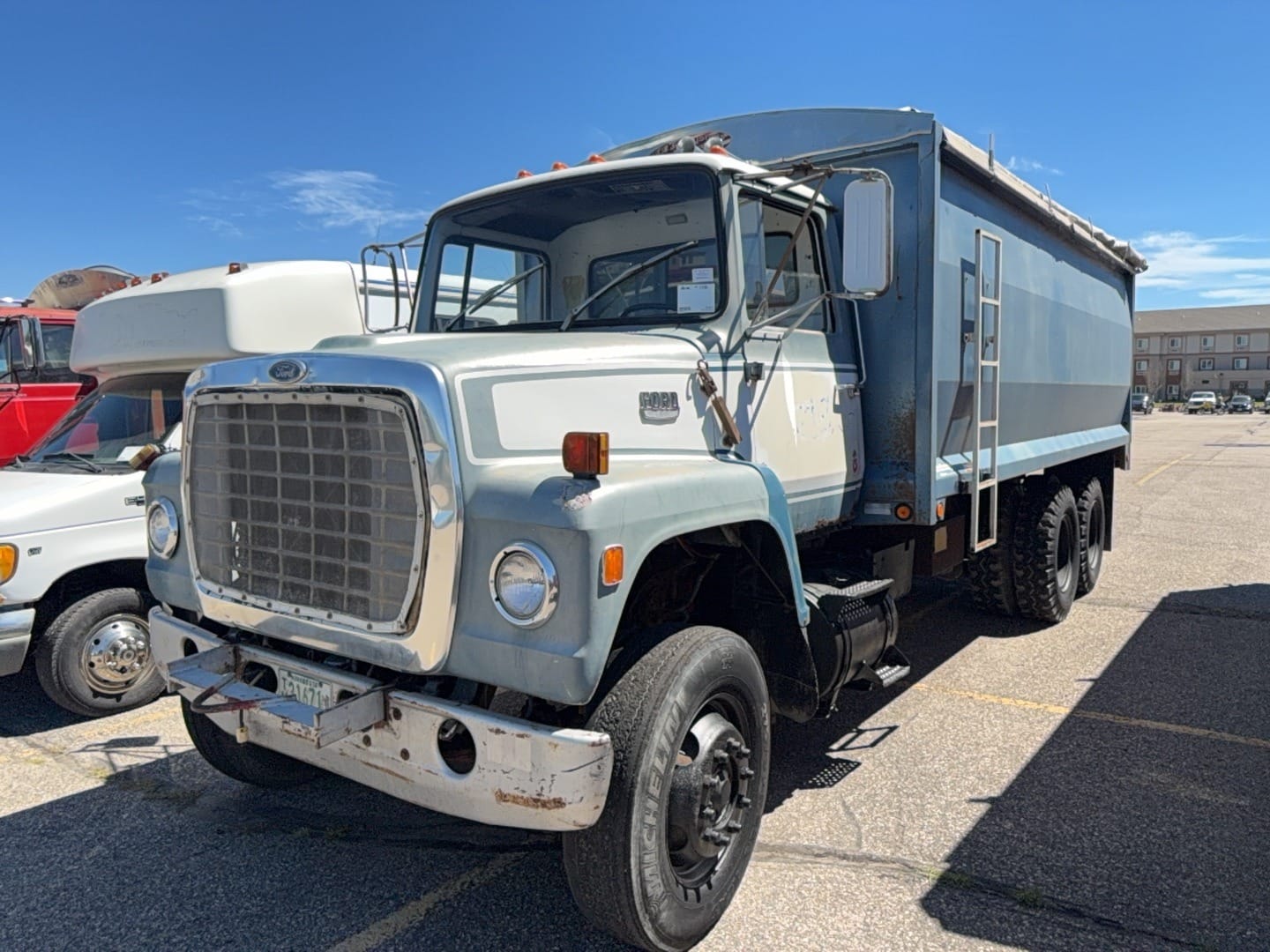 Ford 8000 Equipment Image0