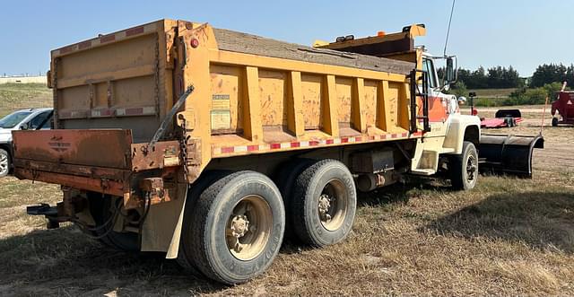 Image of Ford 8000 equipment image 4