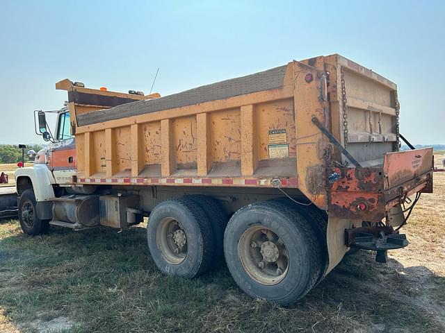 Image of Ford 8000 equipment image 3