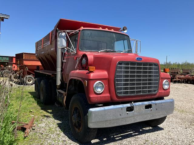 Image of Ford 8000 equipment image 1