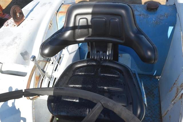 Image of Ford 8000 equipment image 4