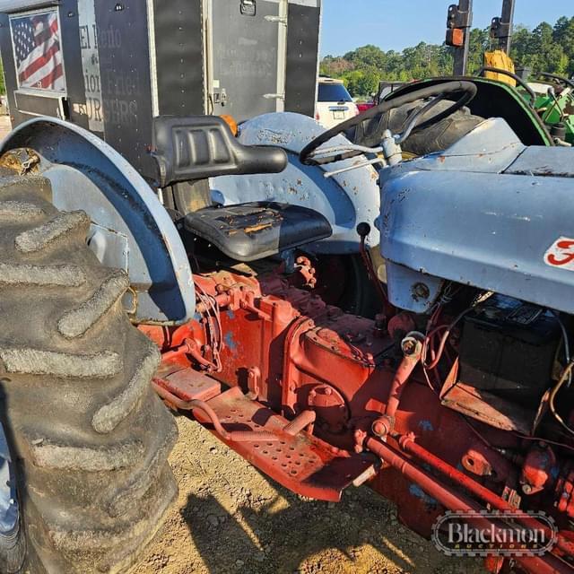 Image of Ford 801 equipment image 2