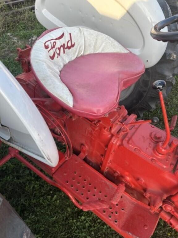 Image of Ford 841 equipment image 4
