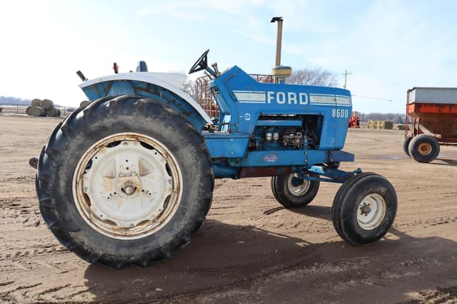 Image of Ford 8600 equipment image 3