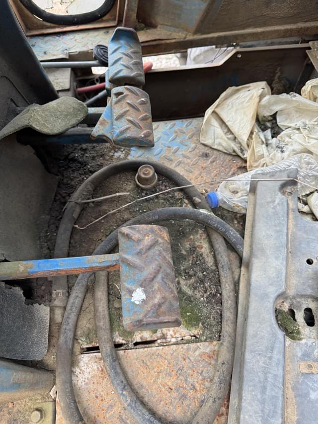 Image of Ford 8600 equipment image 4