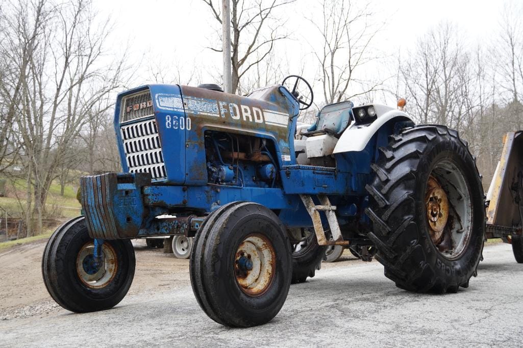 Ford 8600 Tractor トラクター ビンテージ The Ford 8600 tractor was introduced in the late 1970s as