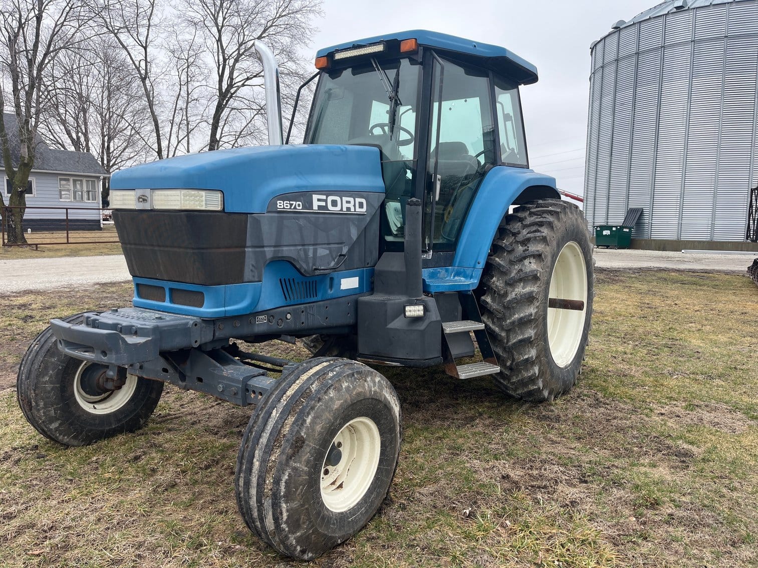 Ford 8670 Equipment Image0