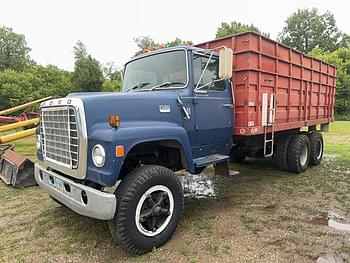Ford F-880 Equipment Image0