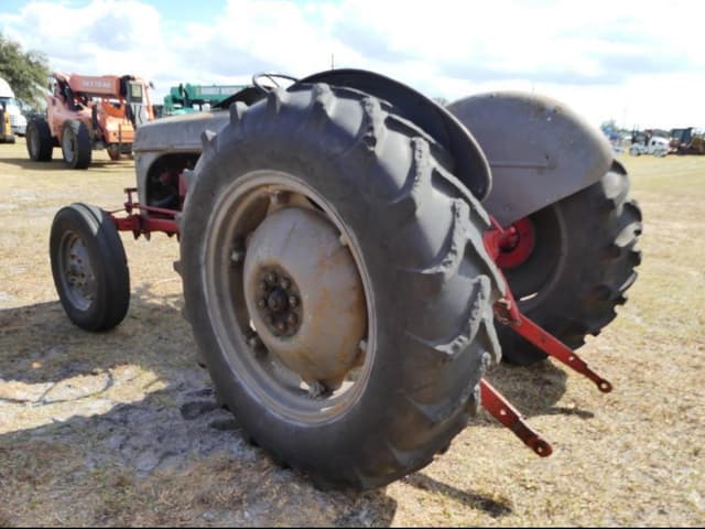 Image of Ford 8N equipment image 2