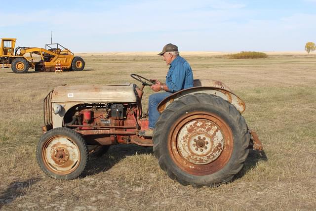 Image of Ford 8N equipment image 1