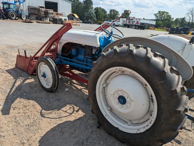 Image of Ford 8N equipment image 1