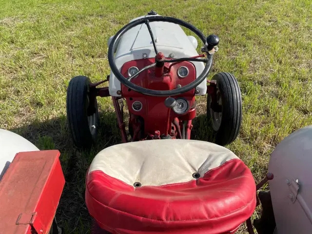 Image of Ford 8N equipment image 4
