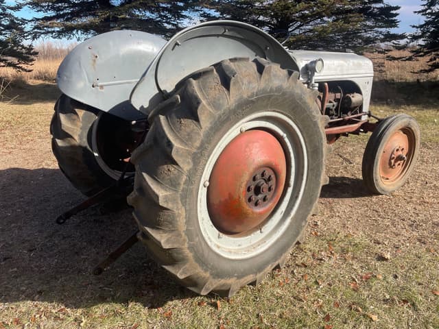 Image of Ford 8N equipment image 3