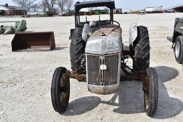 Image of Ford 8N equipment image 1