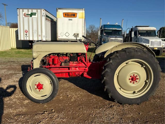 Image of Ford 8N equipment image 1