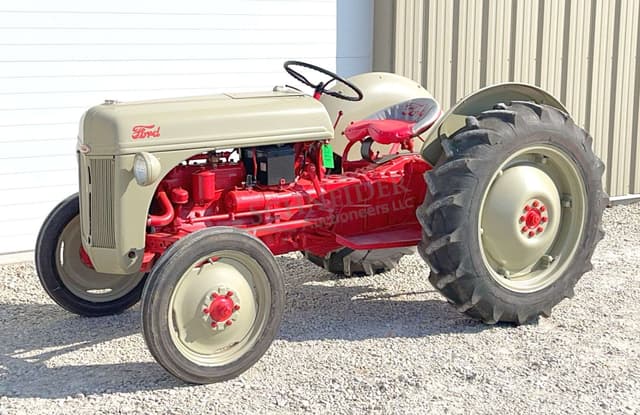 Image of Ford 8N equipment image 1