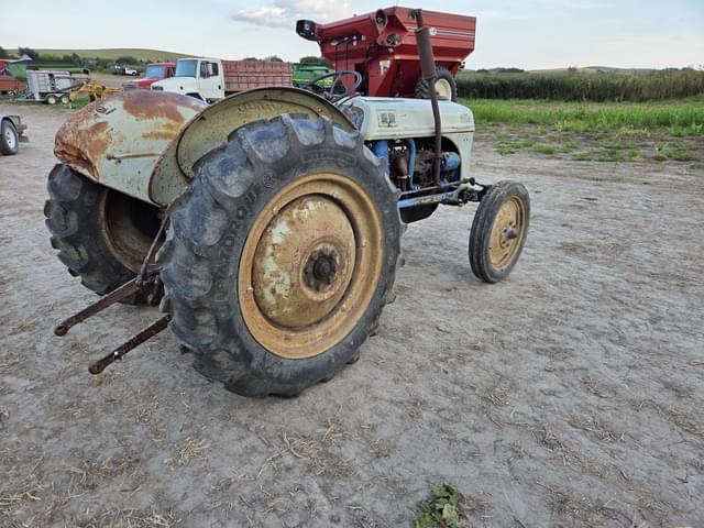 Image of Ford 8N equipment image 3