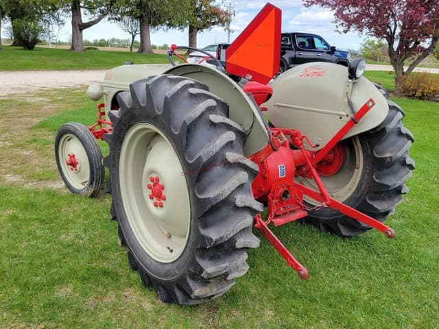Image of Ford 8N equipment image 2