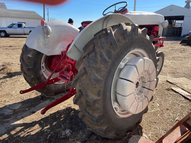 Image of Ford 900 equipment image 4