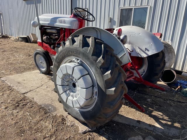 Image of Ford 900 equipment image 3