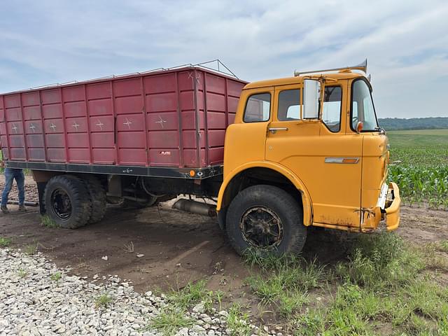 Image of Ford 900 equipment image 3