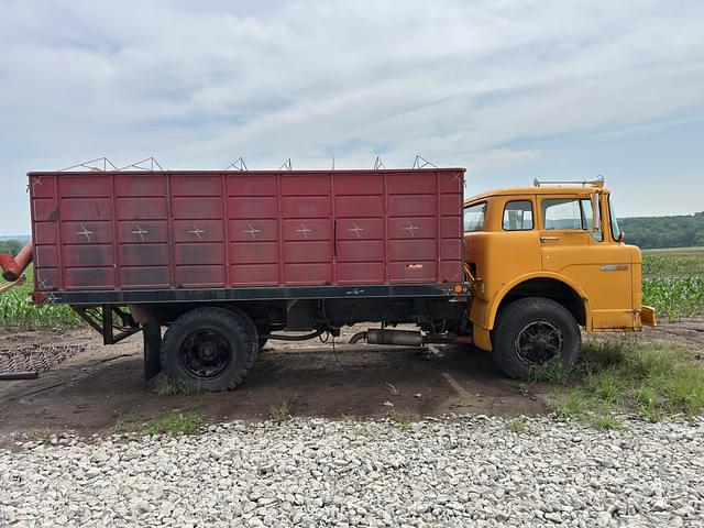 Image of Ford 900 equipment image 4