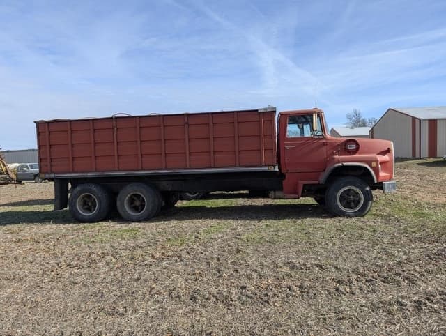 Image of Ford 9000 equipment image 1