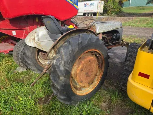 Image of Ford 9N equipment image 1