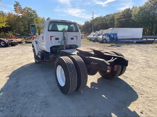 Image of Ford F-750 equipment image 4
