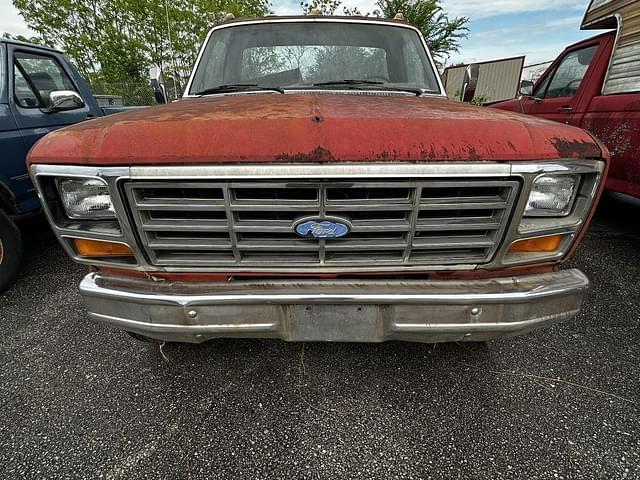 Image of Ford F-350 equipment image 1