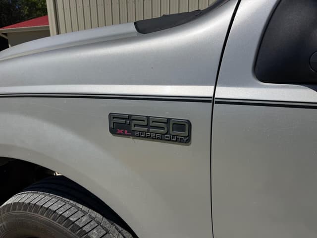 Image of Ford F-250 equipment image 2