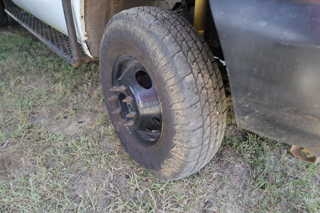 Image of Ford F-350 equipment image 2
