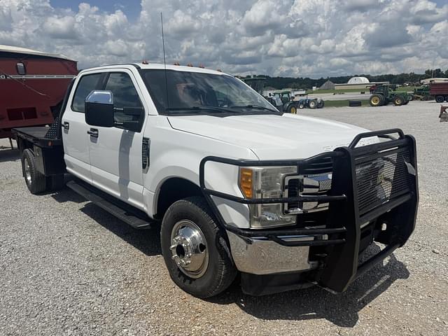 Image of Ford F-350 equipment image 2