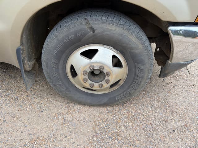 Image of Ford F-350 equipment image 2