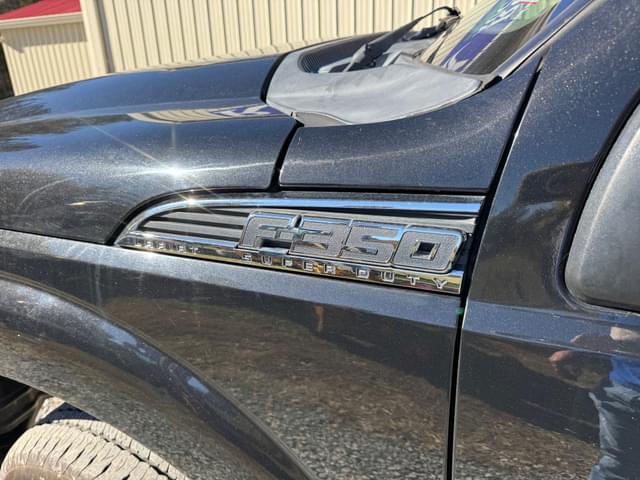 Image of Ford F-350 equipment image 2