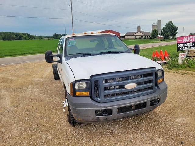 Image of Ford F-350 equipment image 2