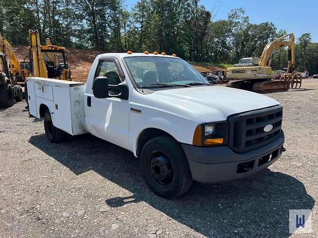 Image of Ford F-350 equipment image 2