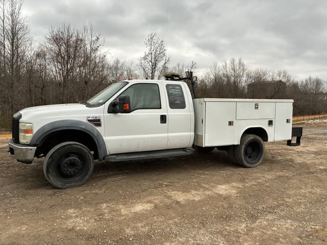 Image of Ford F-450 equipment image 3