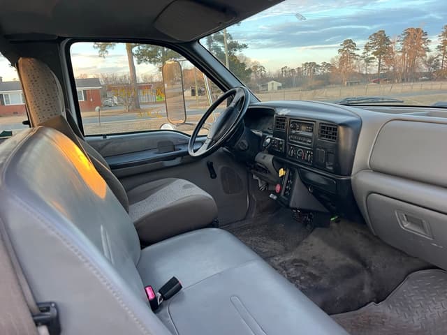 Image of Ford F-750 equipment image 2