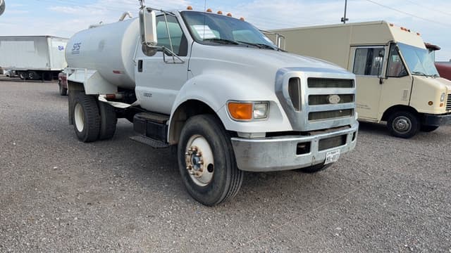 Image of Ford F-750 equipment image 2