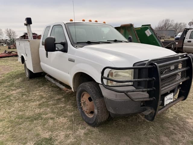 Image of Ford F-350 equipment image 2